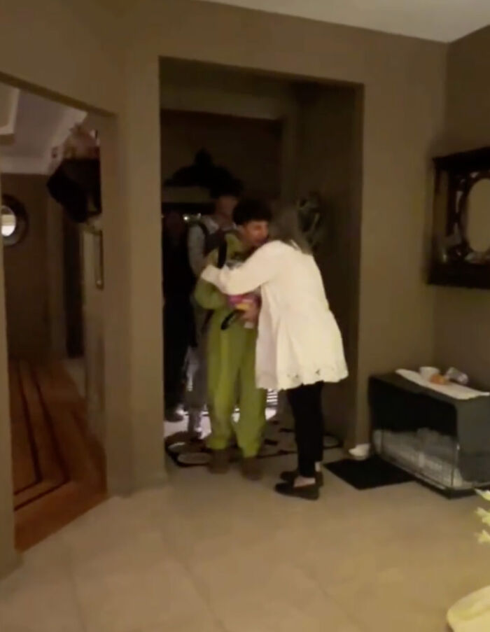 "I Will Never Forget This": Grandparents Love Their Adult Grandkids Surprising Them With Sleepovers