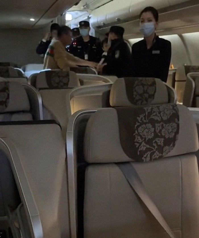 “We Won’t Tolerate It”: Man Who Delayed A Flight By 3 Hours Gets Slammed By Airplane Passengers “We Won’t Tolerate It”: Man Who Delayed A Flight By 3 Hours Gets Slammed By Airplane Passengers