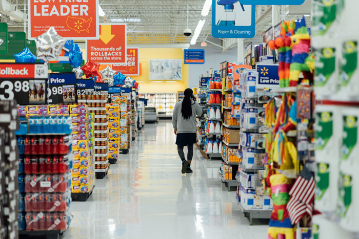 Shopper Shuts Up Trauma-Dumping Woman For Talking At Him While Checking Out 