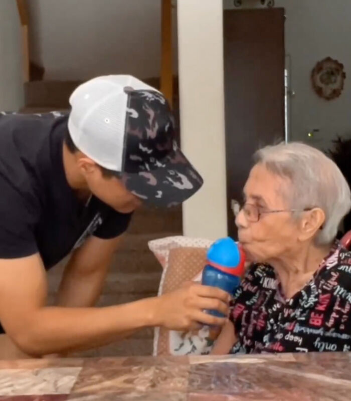 Young Man Shares Heartwarming Snippets From His Daily Life As 96 Y.O. Grandma's Full-Time Caretaker Young Man Shares Heartwarming Snippets From His Daily Life As 96 Y.O. Grandma's Full-Time Caretaker