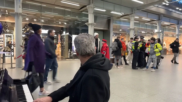 Police Forced To Intervene As Chinese Tourists Confront London Train Performer Over Livestream