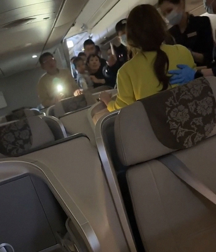 “We Won’t Tolerate It”: Man Who Delayed A Flight By 3 Hours Gets Slammed By Airplane Passengers “We Won’t Tolerate It”: Man Who Delayed A Flight By 3 Hours Gets Slammed By Airplane Passengers