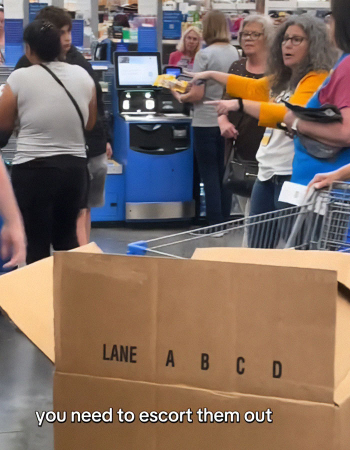 Walmart Shopper Caught In Self-Checkout Scam As Furious Employee Calls Security
