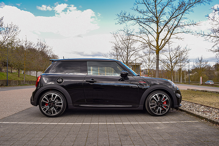 Guy Refuses To Sell His Car To Help Out 'Broke' Friends Who Just Had A Luxurious Wedding Guy Refuses To Sell His Car To Help Out 'Broke' Friends Who Just Had A Luxurious Wedding