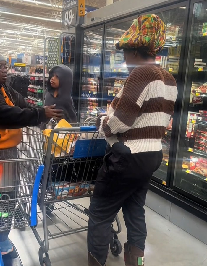 “You’re Crazy”: Shopper Brings Freezing Toddler Wearing Only A Diaper To Walmart “You’re Crazy”: Shopper Brings Freezing Toddler Wearing Only A Diaper To Walmart