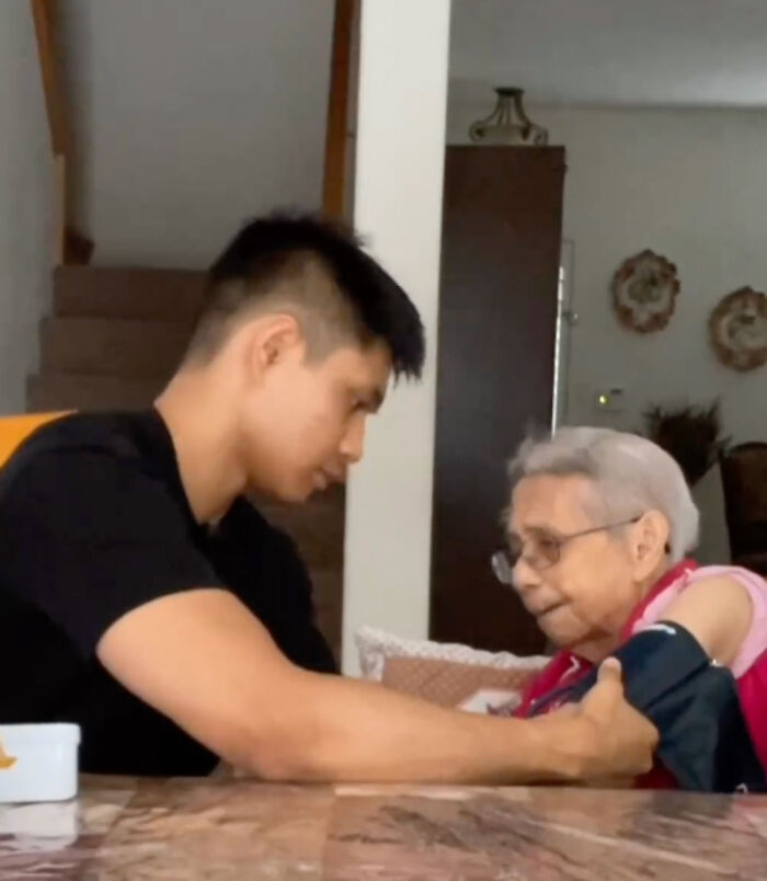 Young Man Shares Heartwarming Snippets From His Daily Life As 96 Y.O. Grandma's Full-Time Caretaker Young Man Shares Heartwarming Snippets From His Daily Life As 96 Y.O. Grandma's Full-Time Caretaker