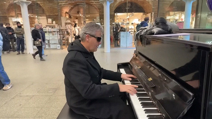 Police Forced To Intervene As Chinese Tourists Confront London Train Performer Over Livestream