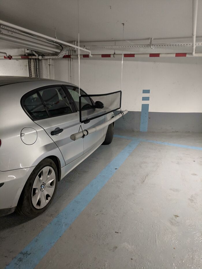 Este aparcamiento en Francia tiene barreras suaves entre las plazas para evitar rayar otros coches
