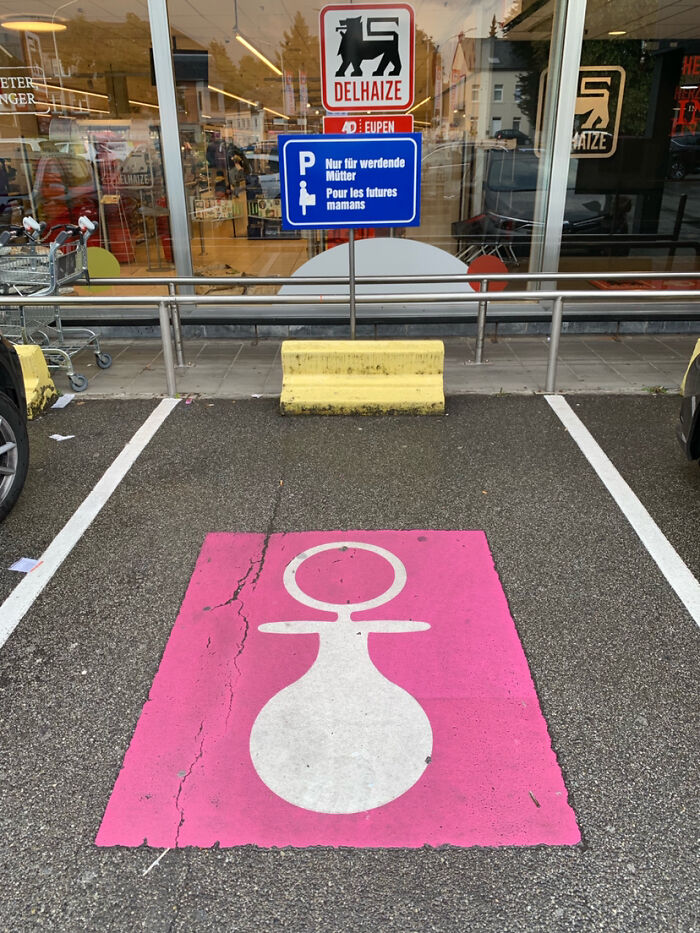 Supermercado belga con plaza de aparcamiento solo para embarazadas