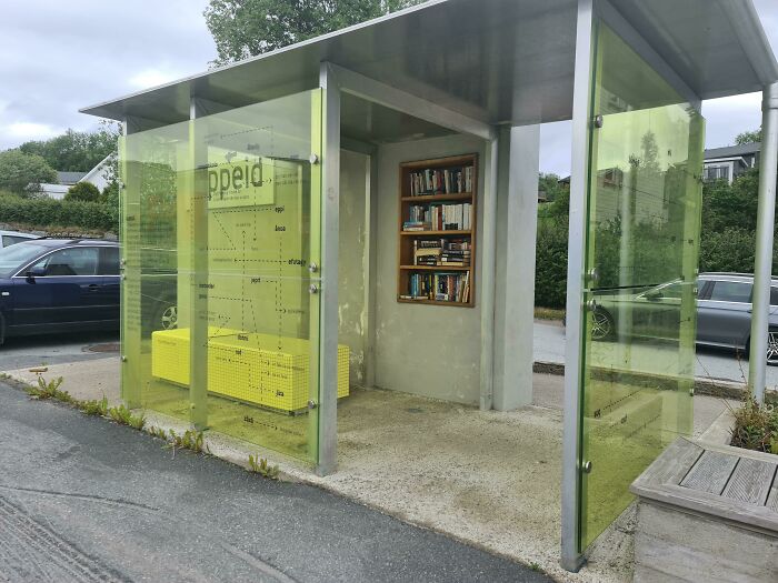 Parada de autobús en Noruega con libros para leer mientras esperas