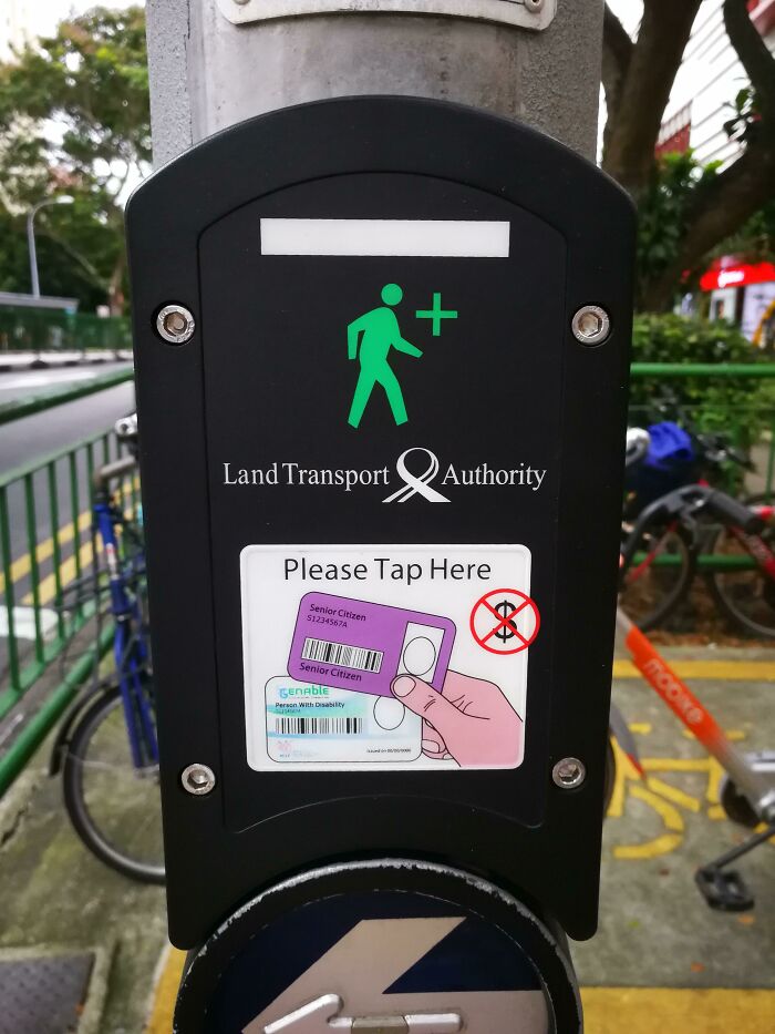 En Singapur, los peatones mayores pueden utilizar su documento de identidad para tener más tiempo en el paso de peatones