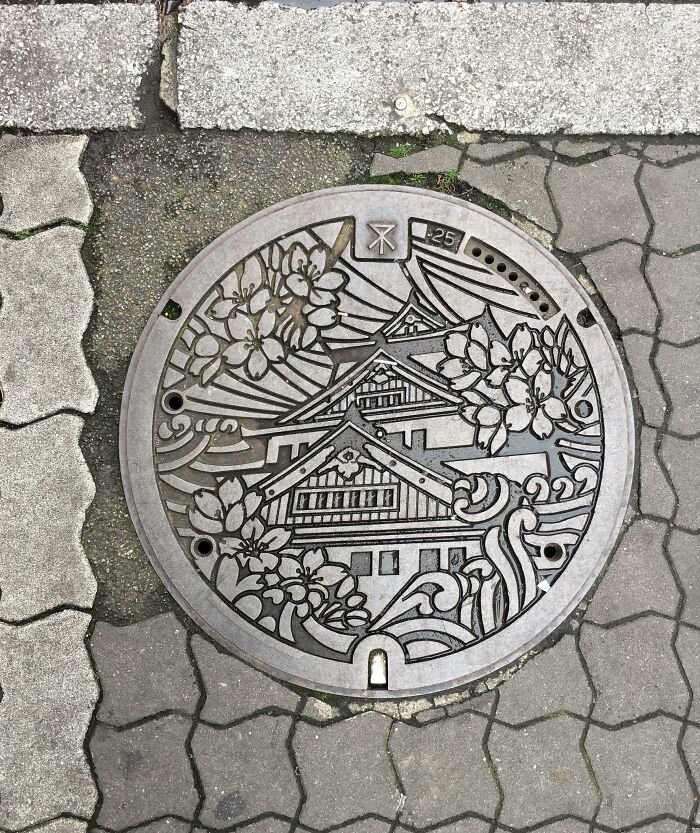 Tapa de alcantarilla en Osaka, Japón
