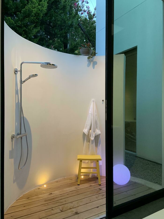 Curbless outdoor walk-in shower 