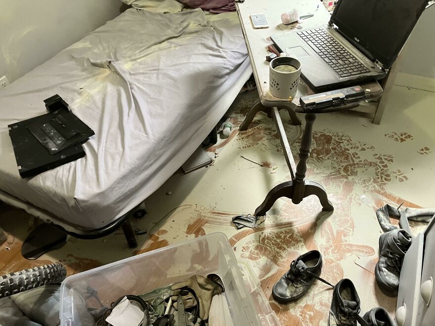 2 Weeks Later And The Dust Is Still Everywhere, Had A Lithium Battery Explode While Charging, Fire Extinguisher Dust Was And Still Is Everywhere