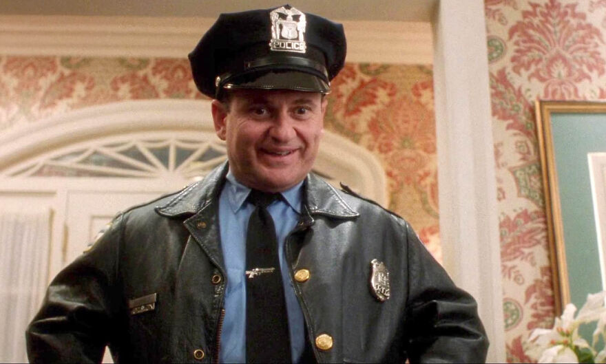 In An Impressive Display Of Acting Range, Joe Pesci Plays Both The Cop At The Beginning Of Home Alone (1991) And One Of The Burglars Later In The Film
