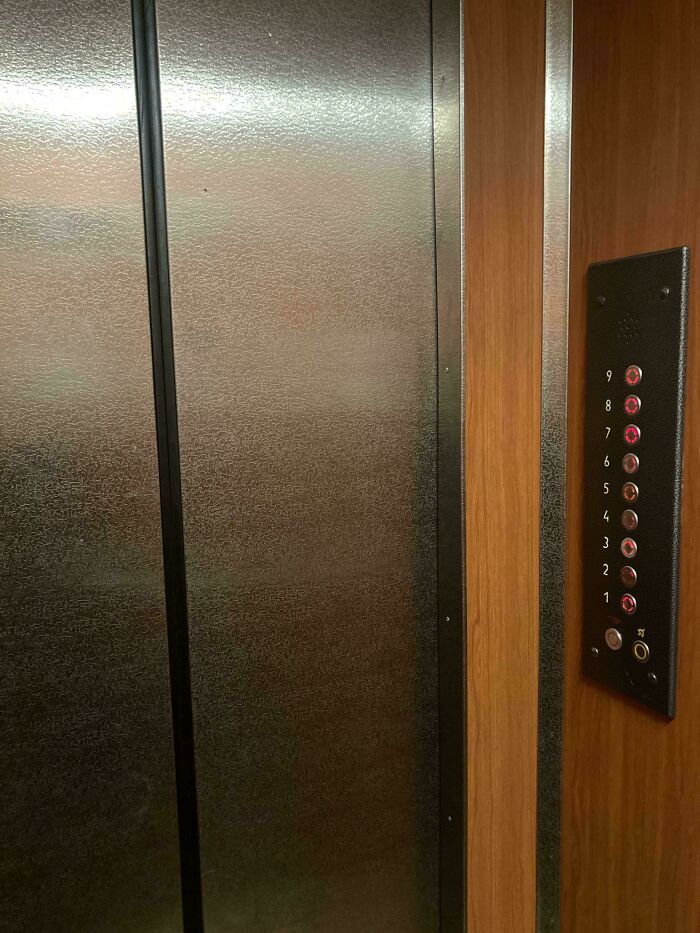 Estoy atrapado en este pequeño ascensor en año nuevo