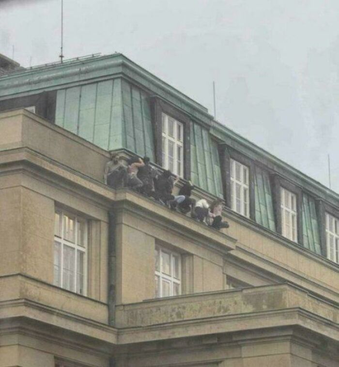 Estudiantes ocultándose durante un tiroteo en la universidad de Praga, Chequia
