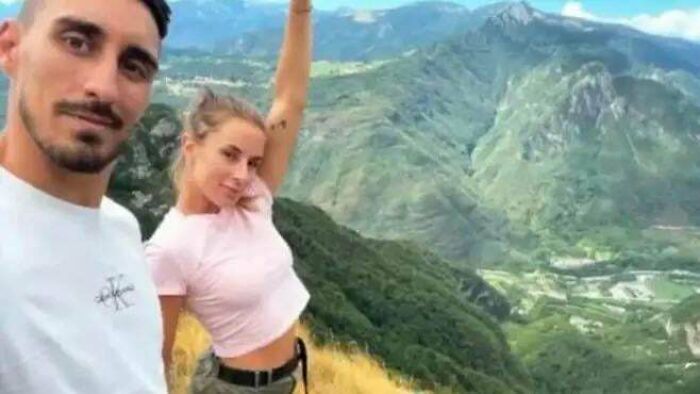 On August 20th, 2022. This Man And His Girlfriend Took A Selfie In Rotzo, Italy. After The Photo Was Taken, He Dropped His Phone And Tried To Retrieve It. Because Of This, He Fell Off The Cliff Beside Them And Died Instantly