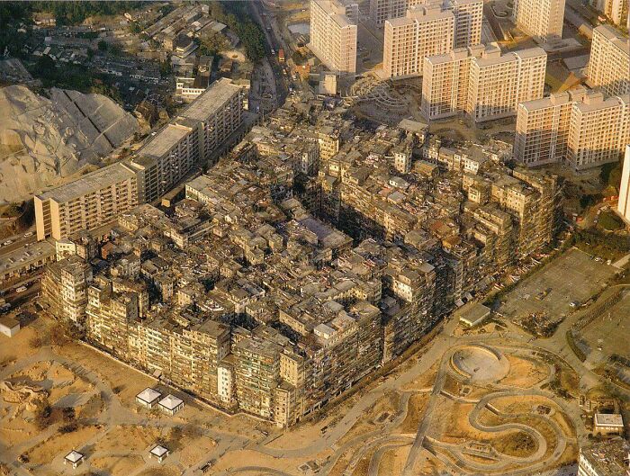 La ciudad de Kowloon, solía ser el lugar más densamente poblado de la Tierra. Vivían 33.000 personas en esos bloques