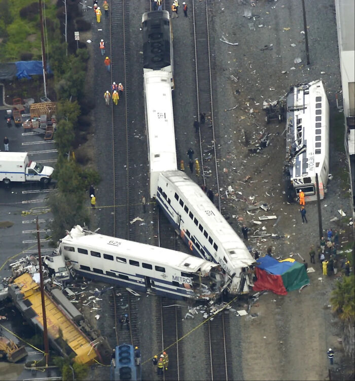 Here's The Aftermath After A S*icidal Man Parked His Car On Train Tracks In Glendale Causing A Train To Hit It And Derail, Then Smash Into Another Train, Then Smash Into A 3rd Train. 11 People Died, And One Person That Survived Died In Another Train Crash In 2008 Located In Chatsworth