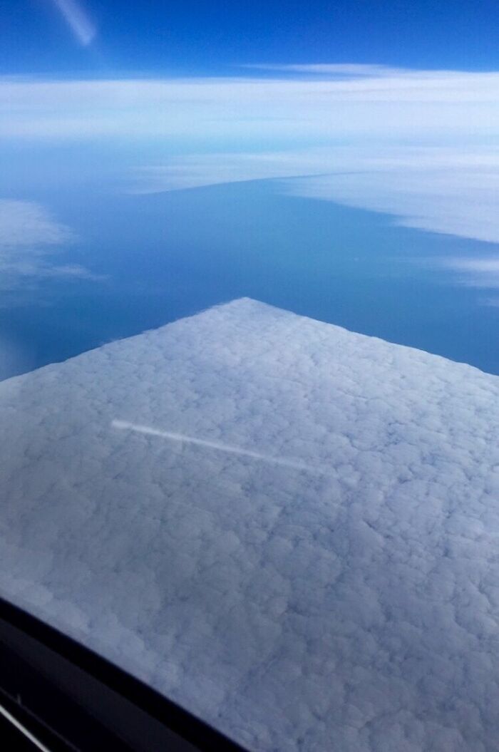 Nube cuadrada que parece una moqueta gigante