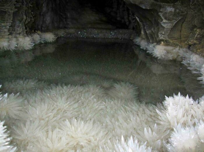 La cueva Nettlebed en Nueva Zelanda, tiene este lago subterráneo a cientos de metros de profundidad, nunca ha llegado la luz natural aquí y está lleno de cristalizaciones