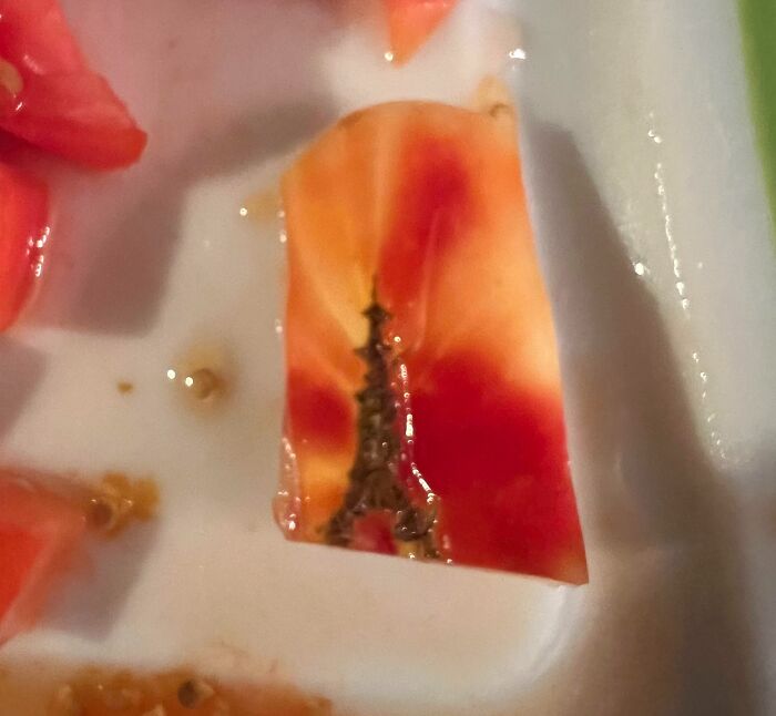 Esta marca en el tomate parece la torre Eiffel