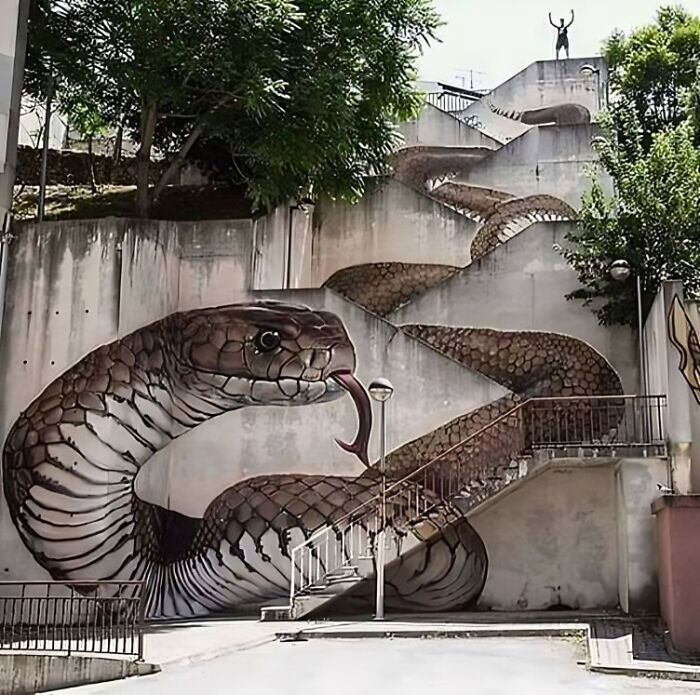 Impressive Snake Mural On A Staircase