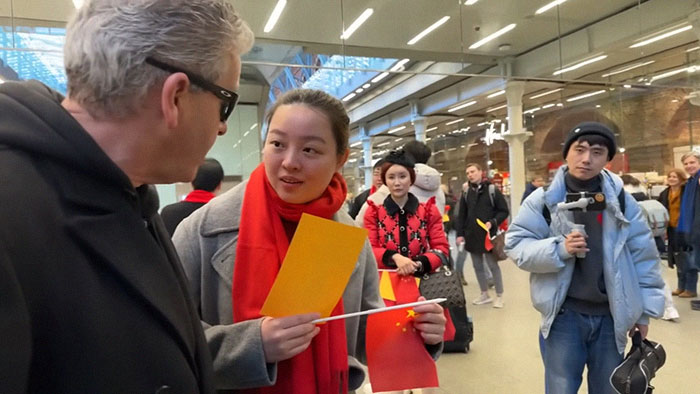 Police Forced To Intervene As Chinese Tourists Confront London Train Performer Over Livestream