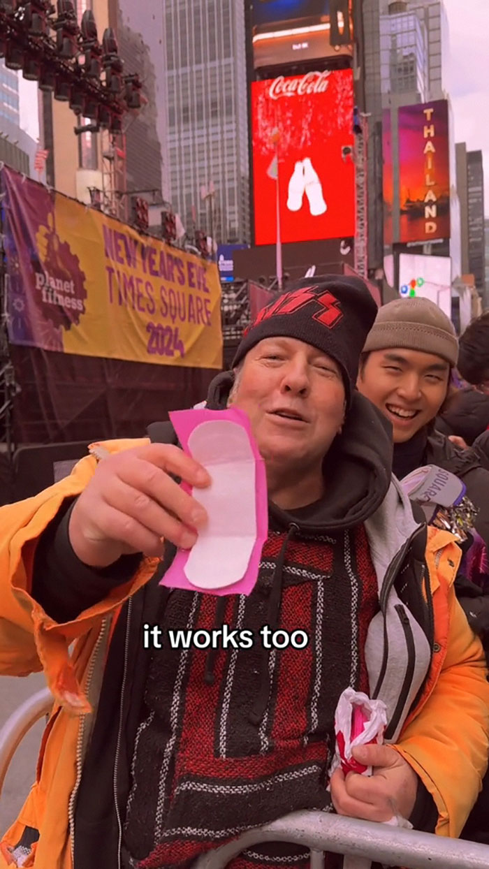 “No Blankets”: Social Media Stunned By People’s Experience Waiting For The Times Square Ball Drop “No Blankets”: Social Media Stunned By People’s Experience Waiting For The Times Square Ball Drop