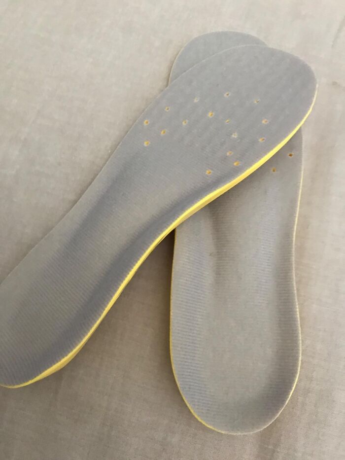 Gray and yellow shoe insoles to simplify your daily life.
