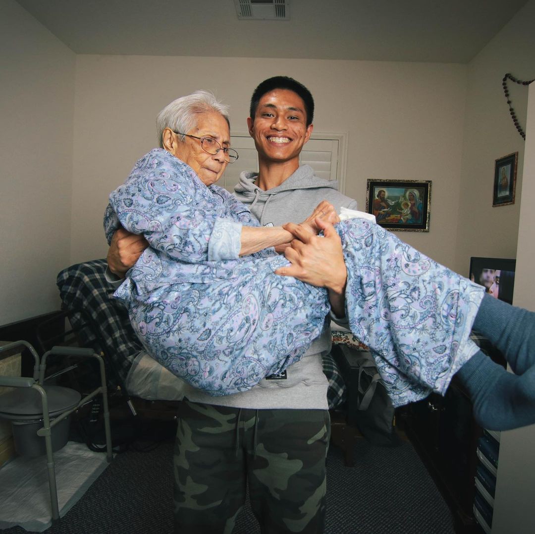 Young Man Shares Heartwarming Snippets From His Daily Life As 96 Y.O. Grandma's Full-Time Caretaker Young Man Shares Heartwarming Snippets From His Daily Life As 96 Y.O. Grandma's Full-Time Caretaker
