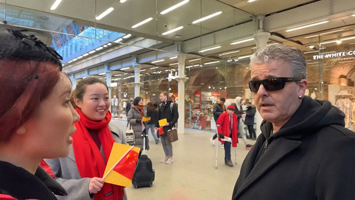 Police Forced To Intervene As Chinese Tourists Confront London Train Performer Over Livestream