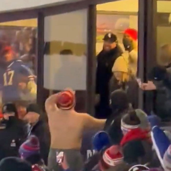 Jason Kelce Goes Shirtless To Celebrate Chiefs Touchdown, Sparking Reaction From Taylor Swift Jason Kelce Goes Shirtless To Celebrate Chiefs Touchdown, Sparking Reaction From Taylor Swift