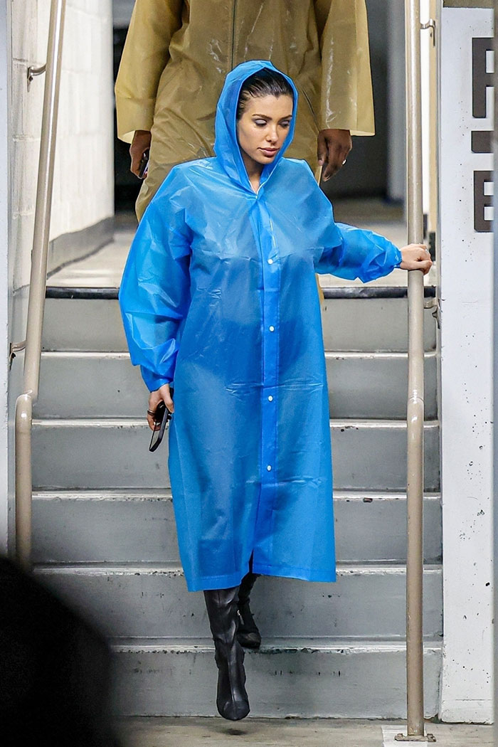 “Unbelievable, She’s Smiling”: Bianca Censori Dons Raincoat But Little Else With Husband Kanye “Unbelievable, She’s Smiling”: Bianca Censori Dons Raincoat But Little Else With Husband Kanye