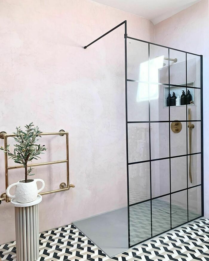 Industrial and minimalistic corner Walk-In Shower 