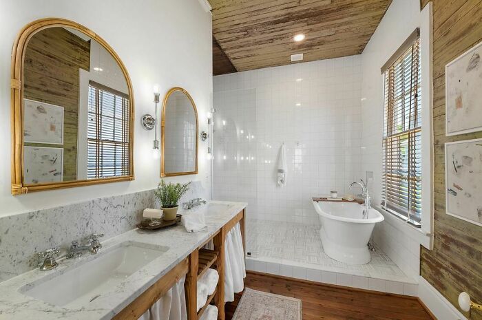 Spacious and bright Farmhouse style shower and bathtub 