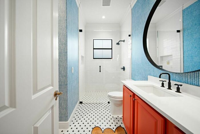 Contrasting colors bathroom interior