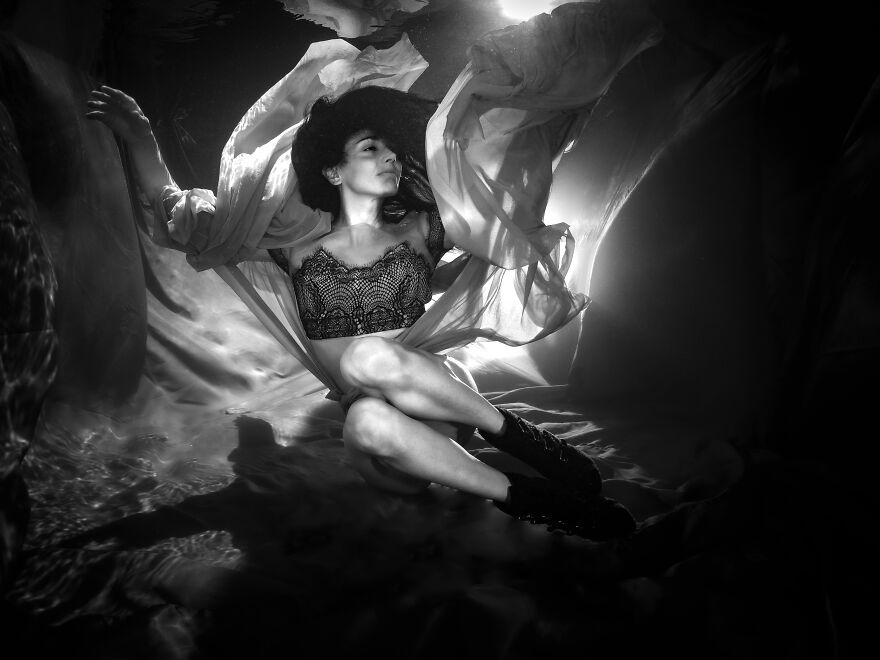 Honorable Mention In Underwater Fashion: "Black & White Muse" By Vanessa Torres Macho
