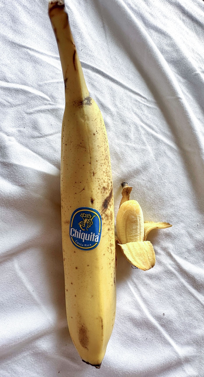 Plátano diminuto junto a uno normal