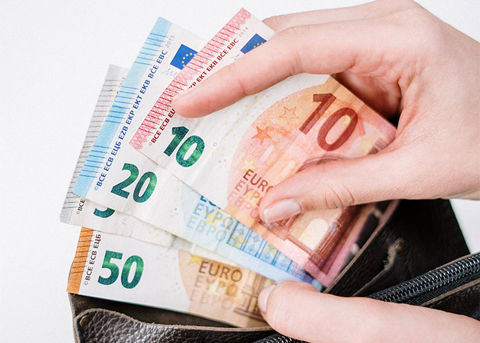 Guy Made To Regret His 10€ Con After Victim Takes Petty Revenge Guy Made To Regret His 10€ Con After Victim Takes Petty Revenge