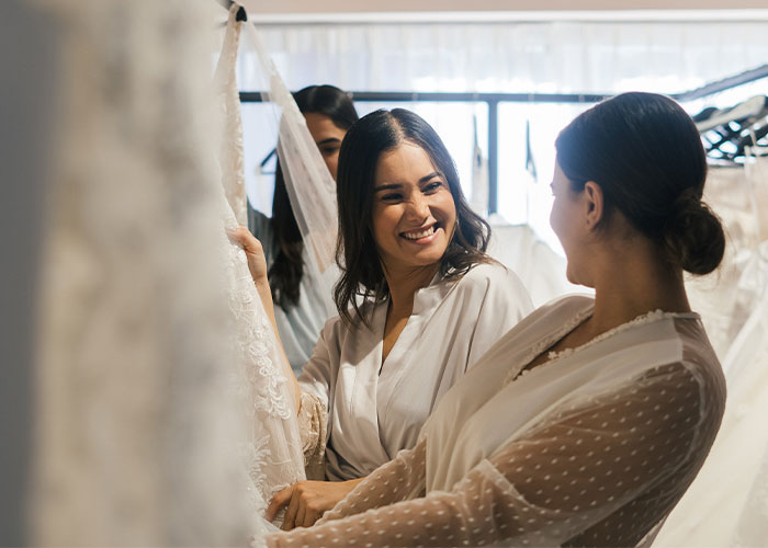 Bride Wants Her Bridesmaids To Pay $250 For Their Dresses But They Refuse, Drama Ensues Bride Wants Her Bridesmaids To Pay $250 For Their Dresses But They Refuse, Drama Ensues