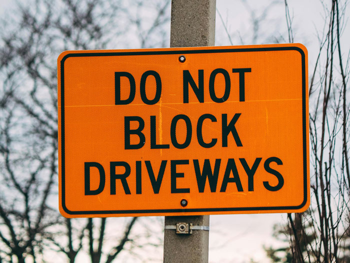 Woman Can’t Stand Neighbors Blocking The Garages, Comes Up With Unique Ways To Make Them Stop Woman Can’t Stand Neighbors Blocking The Garages, Comes Up With Unique Ways To Make Them Stop