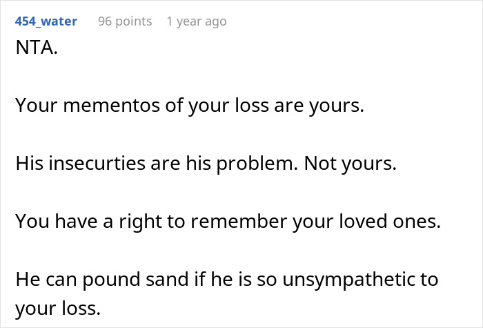 Image of a Reddit comment discussing family drama, supporting the right to keep mementos of loved ones. Image of a Reddit comment discussing family drama, supporting the right to keep mementos of loved ones.
