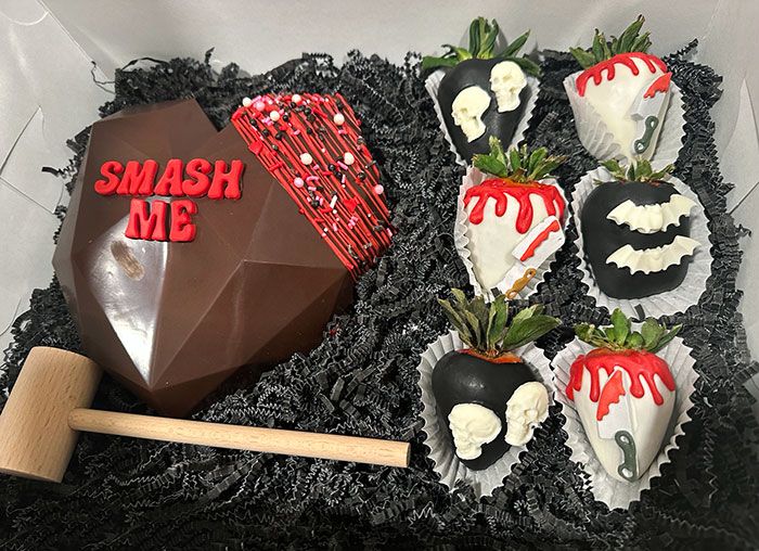 Girlfriend Got Me Some Horror-Themed Chocolate-Covered Strawberries For Valentine's Day. She's A Keeper
