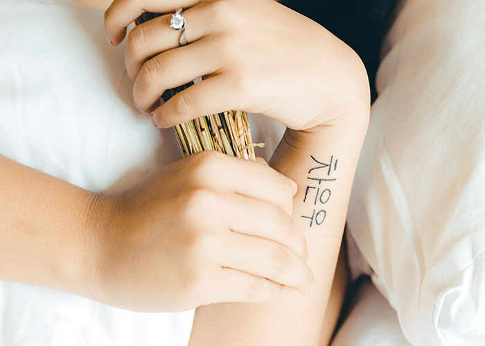 Man Gets Called Out For Telling His Friend The True Meaning Of Her “Chinese” Tattoo Man Gets Called Out For Telling His Friend The True Meaning Of Her “Chinese” Tattoo