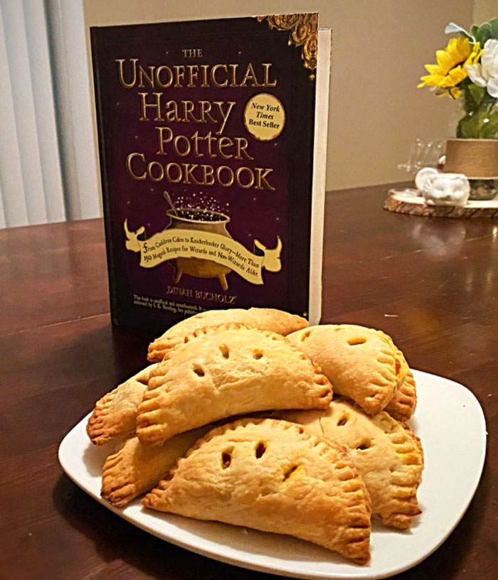 The Unofficial Harry Potter Cookbook: Unleash Your Inner Mrs. Weasley, No Magic Required. Cauldron Cakes, Anyone?