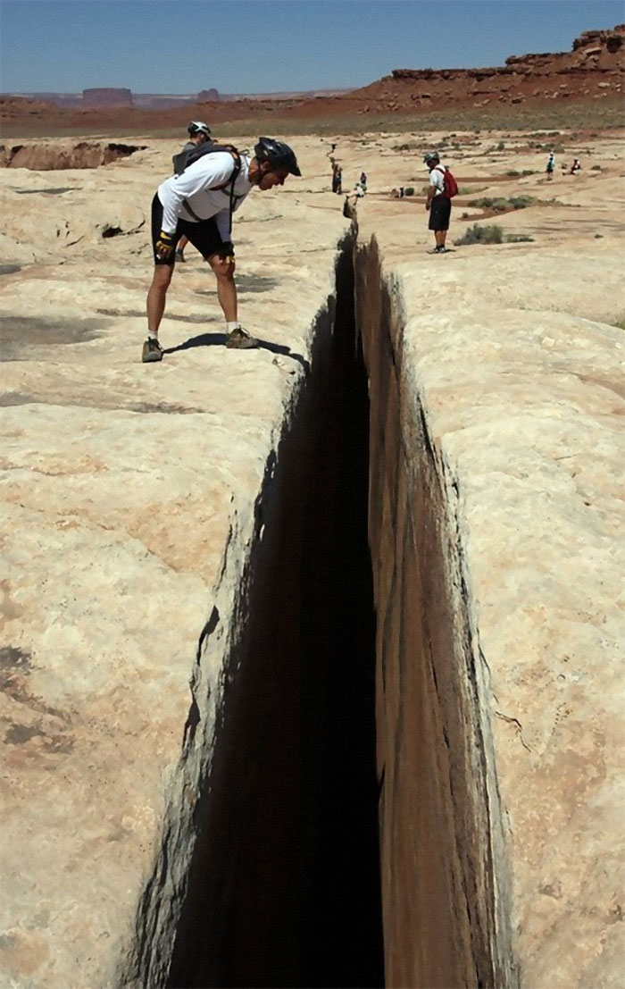 La "Grieta Negra" en Utah, una fisura natural en la roca de poca anchura pero lo bastante profunda para morir si caes en ella