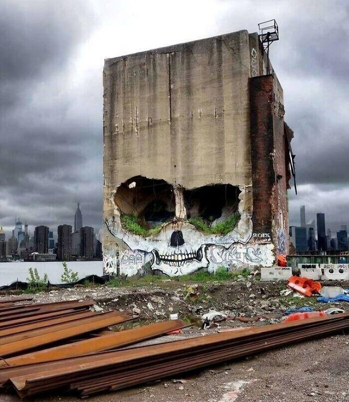 Psbattle: This Building With Graffiti