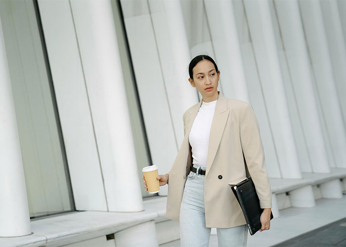 Woman Berated By Karen Over Her “Shameful” Outfit, Watches Her Audacity Change To Embarrassment Woman Berated By Karen Over Her “Shameful” Outfit, Watches Her Audacity Change To Embarrassment